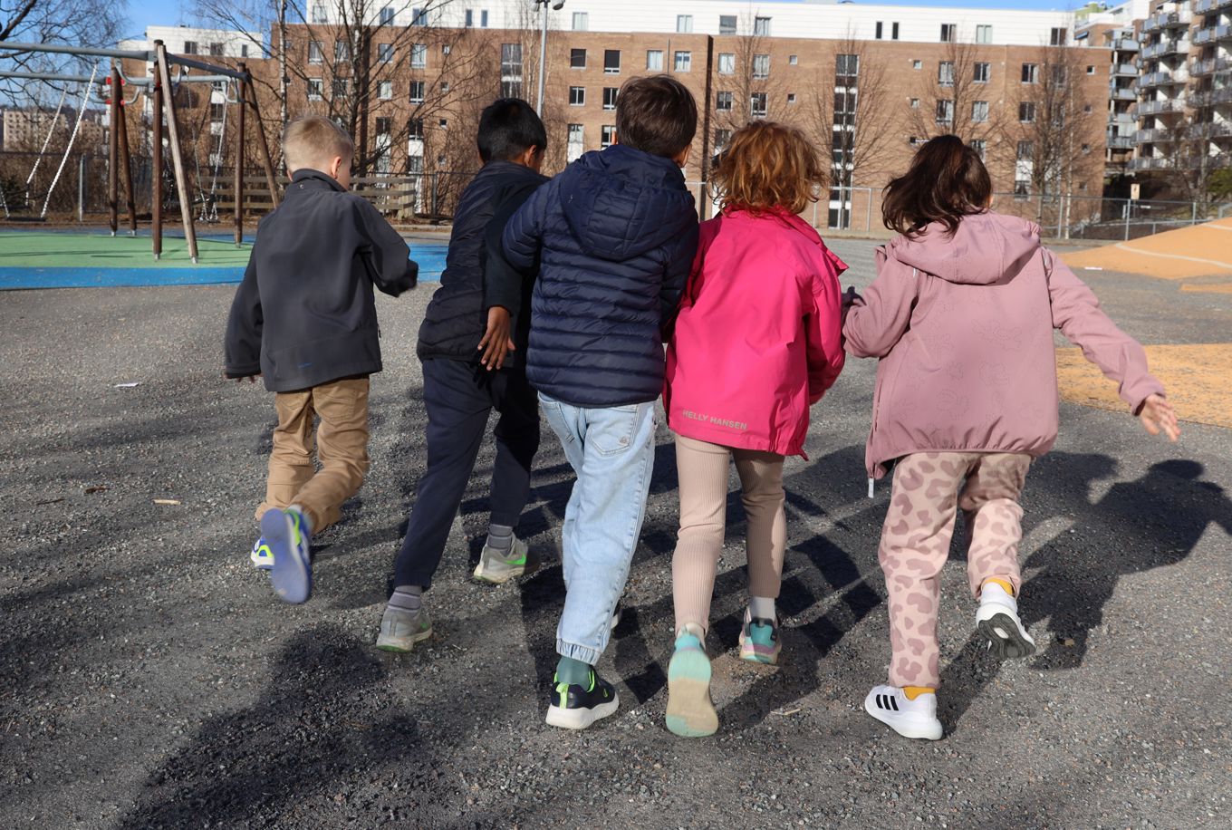 en gruppe mennesker som går på en gate en gruppe mennesker som går på en gate