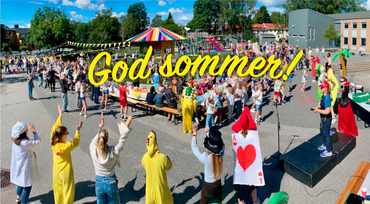 Sommerfest med langbord for alle 370 elever i skolegården, som er pyntet med fargerike vimpler.