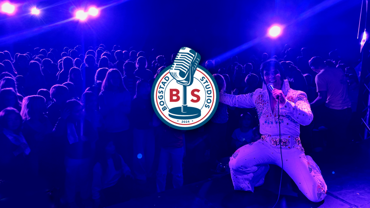 Kjell Elvis granlund i Elvis-kostyme, på scenen foran et hav av elever Kjell Elvis granlund i Elvis-kostyme, på scenen foran et hav av elever