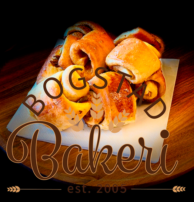 Bilde av kanelsnurrer laget på Bogstad Bakeri, med logoen til Bogstad Bakeri montert oppå.