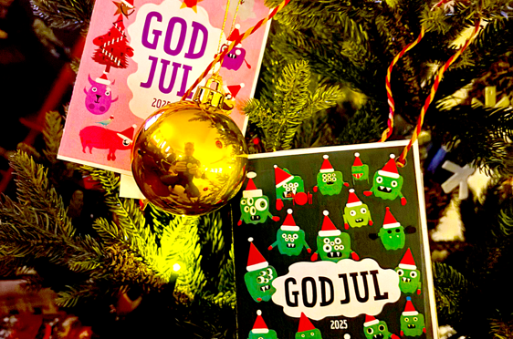 Et juletre med to julekort laget av elever fra Bogstad skole