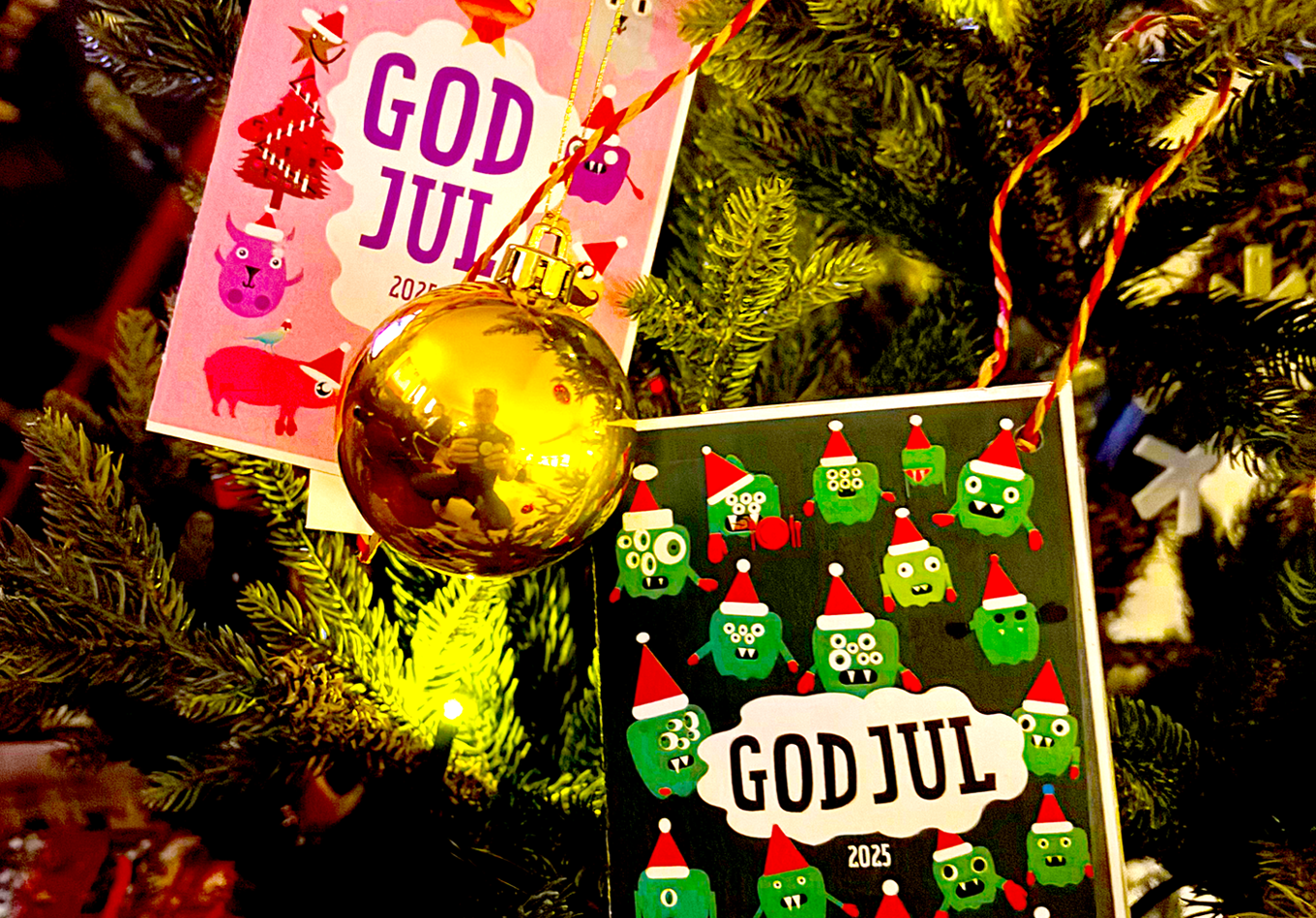 Et juletre med to julekort laget av elever fra Bogstad skole Et juletre med to julekort laget av elever fra Bogstad skole