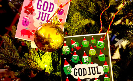 Et juletre med to julekort laget av elever fra Bogstad skole Et juletre med to julekort laget av elever fra Bogstad skole