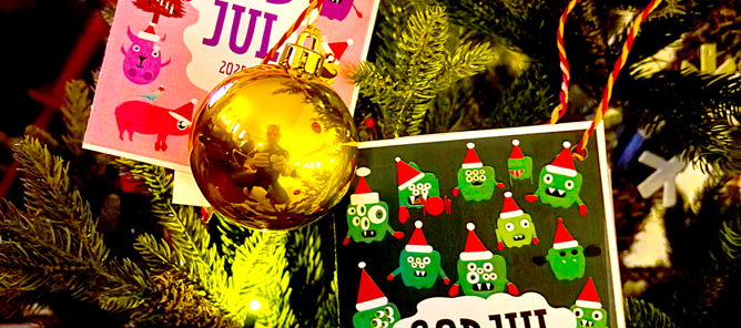 Et juletre med to julekort laget av elever fra Bogstad skole Et juletre med to julekort laget av elever fra Bogstad skole