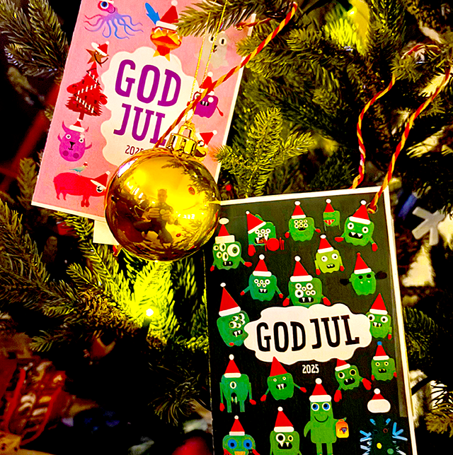 Et juletre med en gullkule to julekort laget av elever ved Bogstad skole