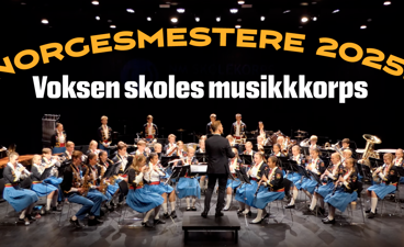 Bilde av voksen skoles musikkorps på en scene.