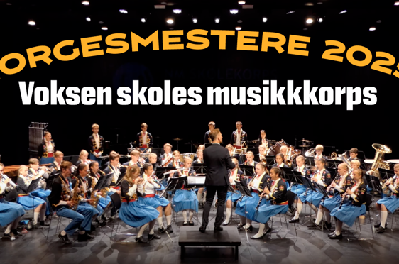 Bilde av voksen skoles musikkorps på en scene.