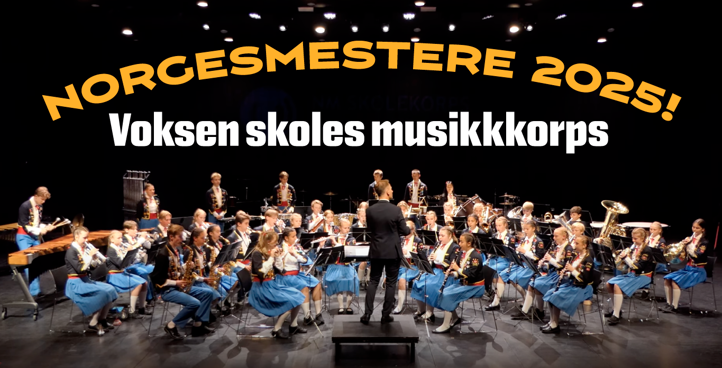 Bilde av voksen skoles musikkorps på en scene.