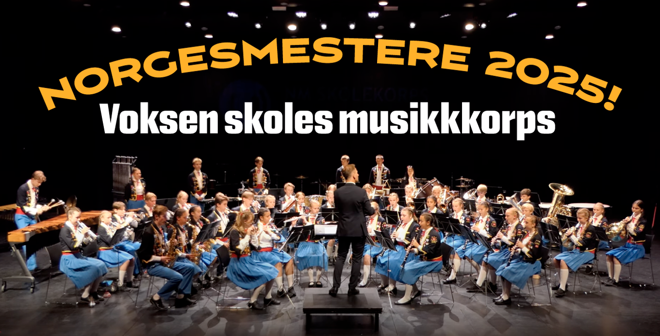 Bilde av voksen skoles musikkorps på en scene. Bilde av voksen skoles musikkorps på en scene.