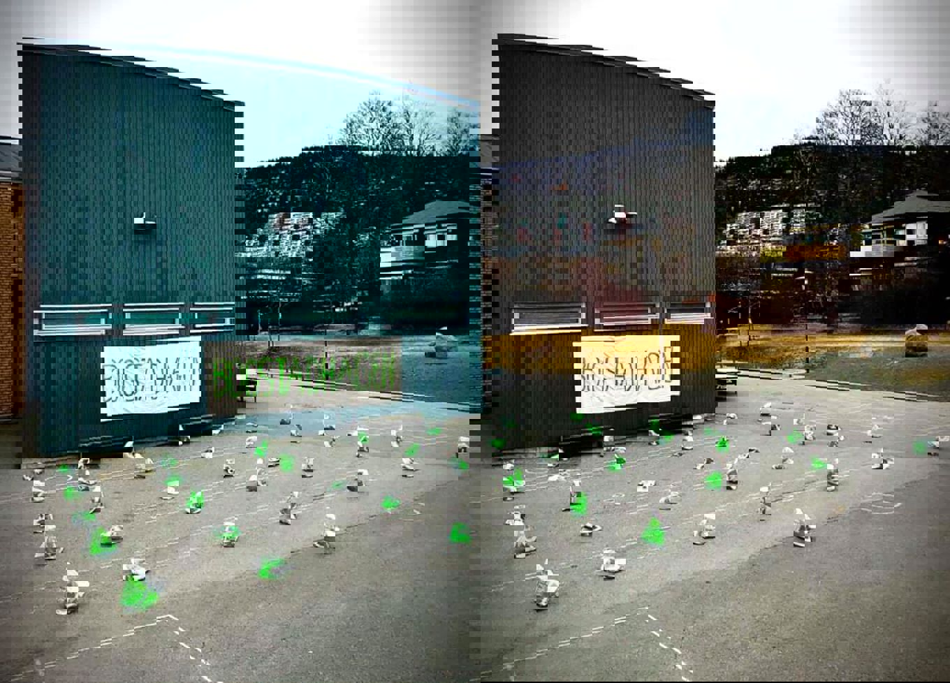 Utedeling av såutstyr i øvre skolegård