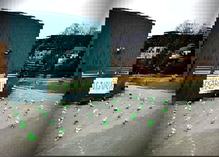 Utedeling av såutstyr i øvre skolegård